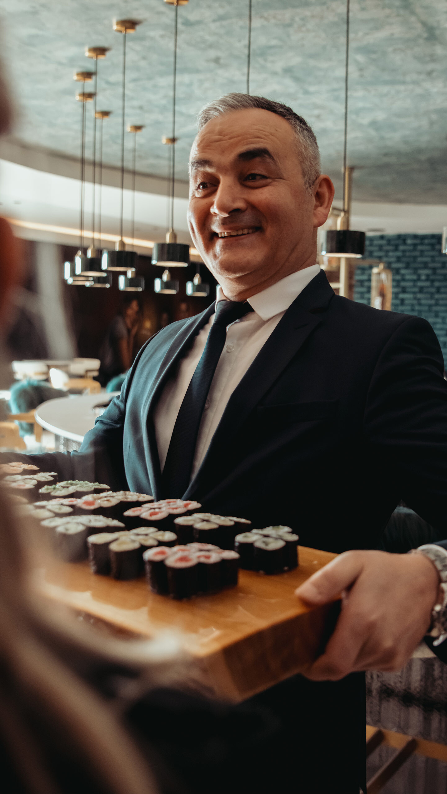 Hier zie je een manager van het restaurant